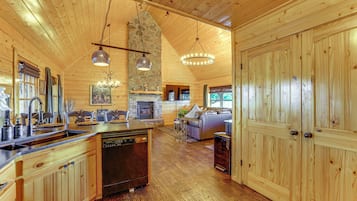 House (5 Bedrooms) | Interior