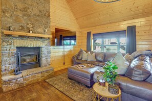 House (5 Bedrooms) | Interior