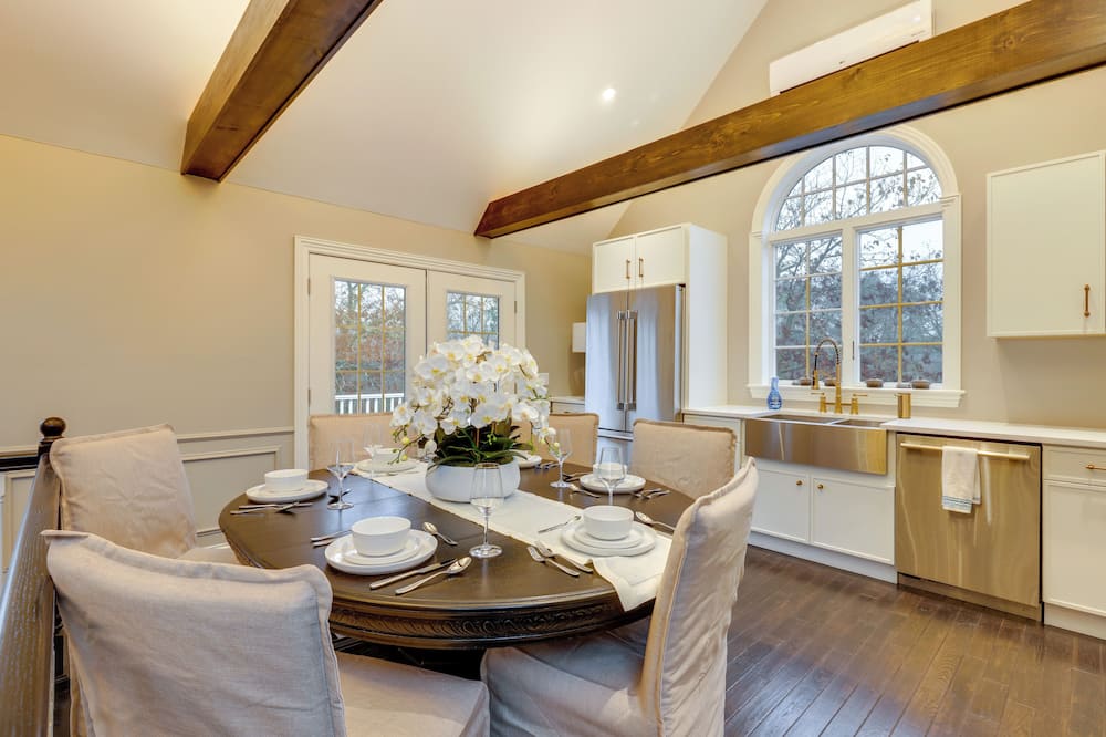 Easy Coast Access! Elevated Marthas Vineyard Stay - Gosnold, MA