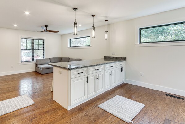 House (3 Bedrooms) | Interior - 2 Mi to Lake Tomahawk Park! Quiet Escape w/ Deck (Black Mountain)