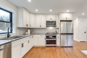 House (3 Bedrooms) | Interior - 2 Mi to Lake Tomahawk Park! Quiet Escape w/ Deck (Black Mountain)