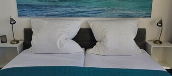 Small cozy family cottage between beach and marina