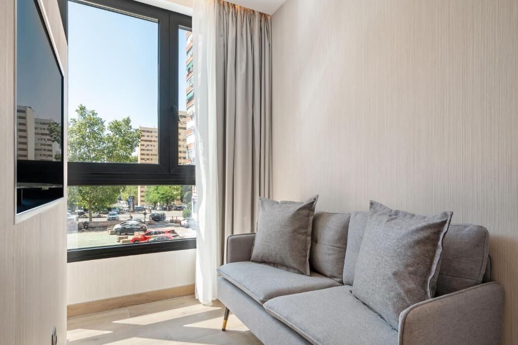 스탠다드룸 | 거실 공간 | 디지털 채널 시청이 가능한 32인치 스마트 TV