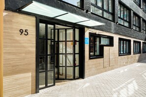 Exterior detail - Dobo Madrid Betanzos (Madrid)