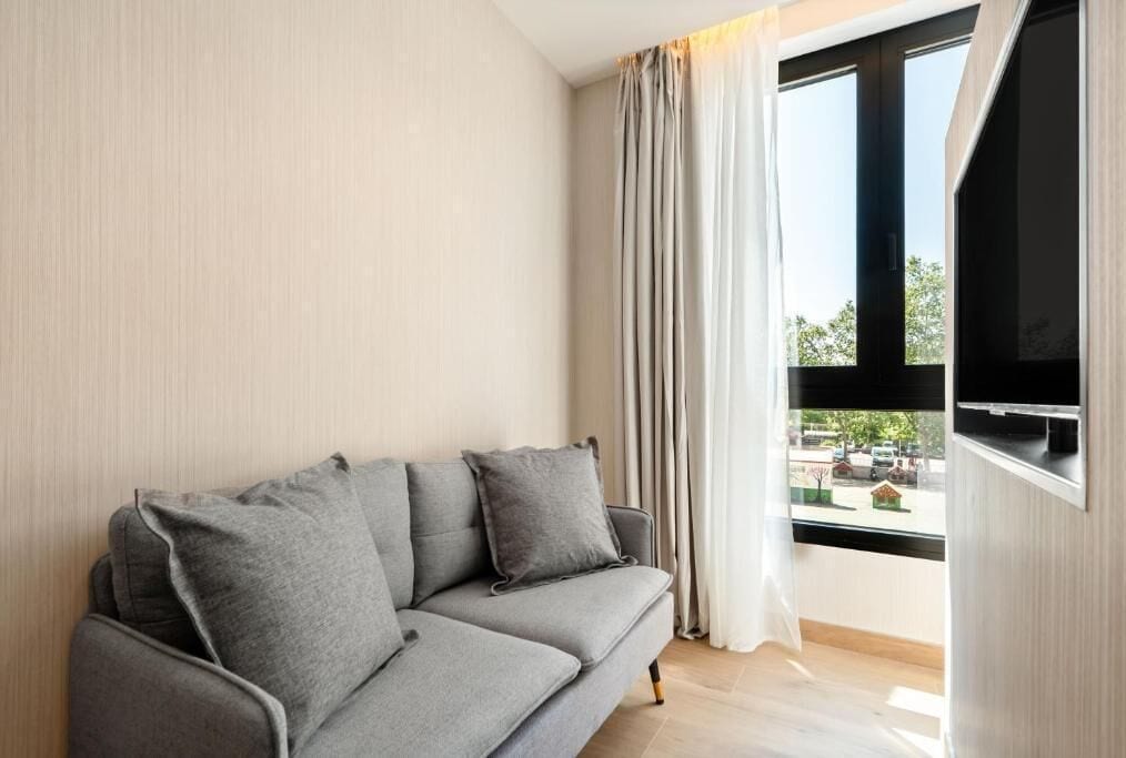 Tweepersoonskamer, 1 tweepersoonsbed | Woonruimte | Een 32-inch smart-tv met digitale zenders