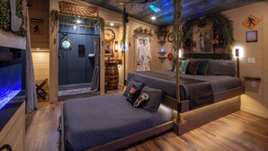 Ein Zimmer mit einem Bett, einem kleinen Badezimmer und einer Duschkabine.
