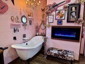 INDOOR CLAWFOOT SLIIPER TUB - PORT HOLE WINDOW - CHAMPAGNE BUCKET - BUBBLE BATH AND LUXURY LINENS PROVIDED - Dolly-Inspired Luxe Treehouse | Signed Memorabilia | Indoor + Outdoor Tubs (Sevierville)