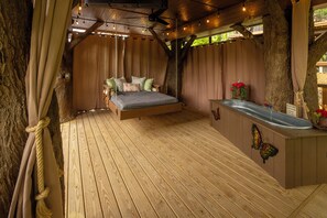 LOWER DECK WITH PRIVACY CURTAINS - Dolly-Inspired Luxe Treehouse | Signed Memorabilia | Indoor + Outdoor Tubs (Sevierville)