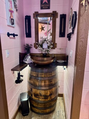 CUSTOM JACK DANIEL'S VANITY SINK - MAGNIFYING MAKE UP MIRROR - HAIR DRYER - LUXURY LINENS AND TOILETRIES ARE PROVIDED - Dolly-Inspired Luxe Treehouse | Signed Memorabilia | Indoor + Outdoor Tubs (Sevierville)