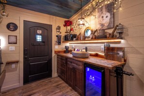 Interior - 63-OWL ALWAYS LOVE YOU (Sevierville)