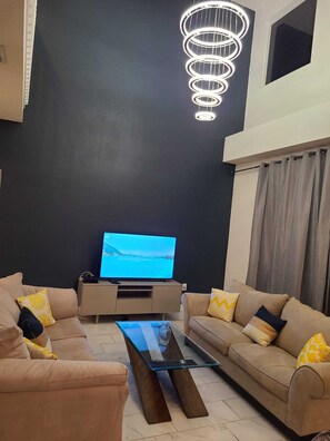 Smart TV, ping pong, stereo - 5-Star Gem in Kissimmee with Game Room (Kissimmee)
