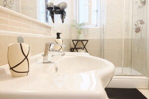 Shower, hair dryer, bidet, towels - Spacious 1 bedroom apartment in charming Supetarska Draga with AC (Supetarska Draga)
