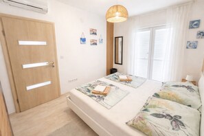 3 bedrooms, iron/ironing board, free WiFi, bed sheets - Spacious 1 bedroom apartment in charming Supetarska Draga with AC (Supetarska Draga)