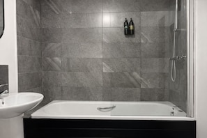 Haartrockner, Handtücher, Seife, Toilettenpapier