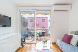 Ein modernes Apartment mit Balkon, Essbereich und Wohnraum.
