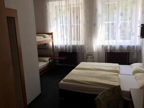 Economy Quadruple Room | Free WiFi - Jugend Hotel Nürnberg (Nürnberg)