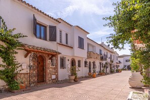 Exterior - 0151-ILLA CARTAGO Canalfront Fisherman-Style House (Empuriabrava)