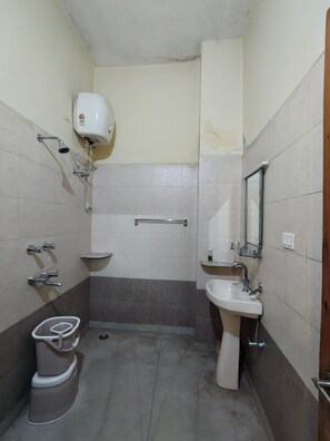 Ducha, cabezal de ducha tipo lluvia, toallas, jabón