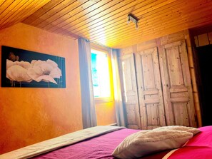 4 bedrooms, travel crib, free WiFi