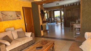TV, books - Mountain vacation home 10 people village center (Prémanon)