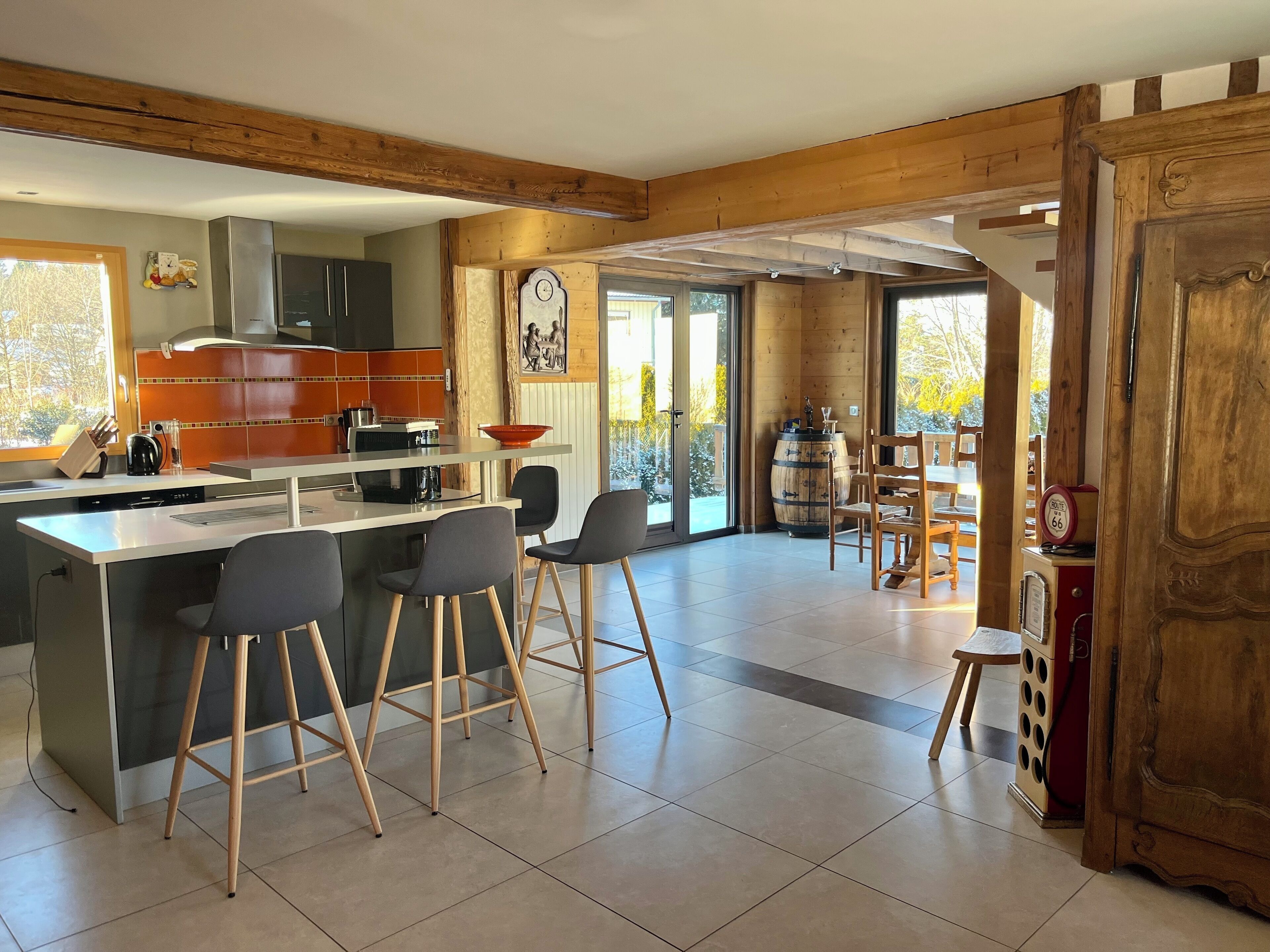 Een microgolfoven, een oven, een kookplaat, een vaatwasser