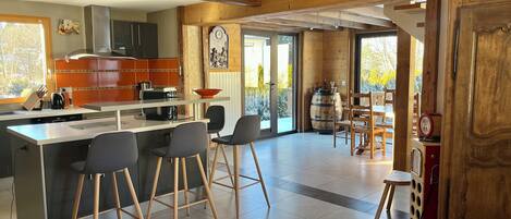 Een microgolfoven, een oven, een kookplaat, een vaatwasser