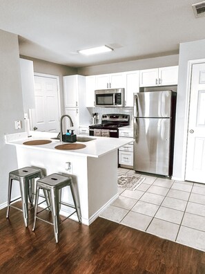 Signature Apartment, 2 Bedrooms, Non Smoking, Pool Access | Private kitchen | Fridge, microwave, oven, stovetop - Gateway Denton (Denton)