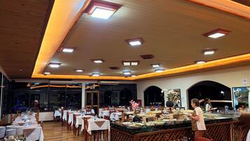 Daily buffet breakfast for a fee