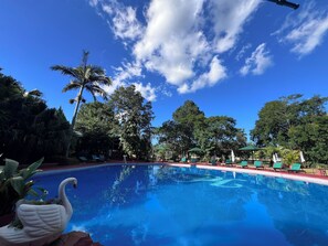 2 piscines extérieures