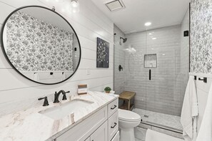 Shower, hair dryer, towels - Updated 3-Bedroom Condo! Near Beach, Baytowne, Pool, Shopping & Entertainment (Miramar Beach)