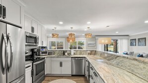 Coffee/tea maker, fridge, microwave, oven - Updated 3-Bedroom Condo! Near Beach, Baytowne, Pool, Shopping & Entertainment (Miramar Beach)
