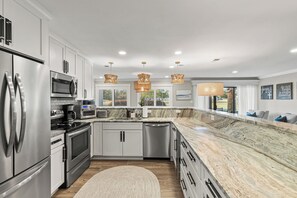Fridge, microwave, oven, stovetop - Updated 3-Bedroom Condo! Near Beach, Baytowne, Pool, Shopping & Entertainment (Miramar Beach)