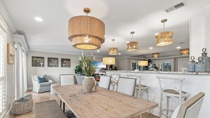 Dining - Updated 3-Bedroom Condo! Near Beach, Baytowne, Pool, Shopping & Entertainment (Miramar Beach)