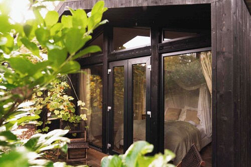 Wellness Hottub Tiny House located in the forest at the Veluwe, close to lake