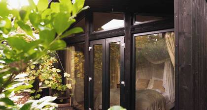 Wellness Hottub Tiny House located in the forest at the Veluwe, close to lake