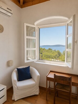 Books - Vacation home with pool and sea access (Sutivan)