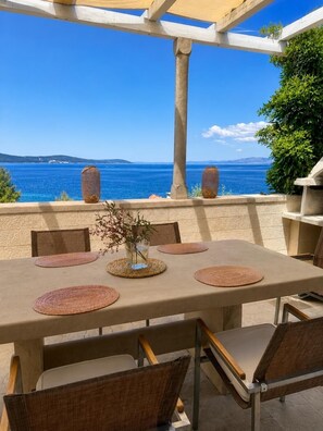 Outdoor dining - Vacation home with pool and sea access (Sutivan)