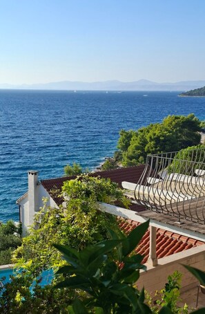 Property grounds - Vacation home with pool and sea access (Sutivan)