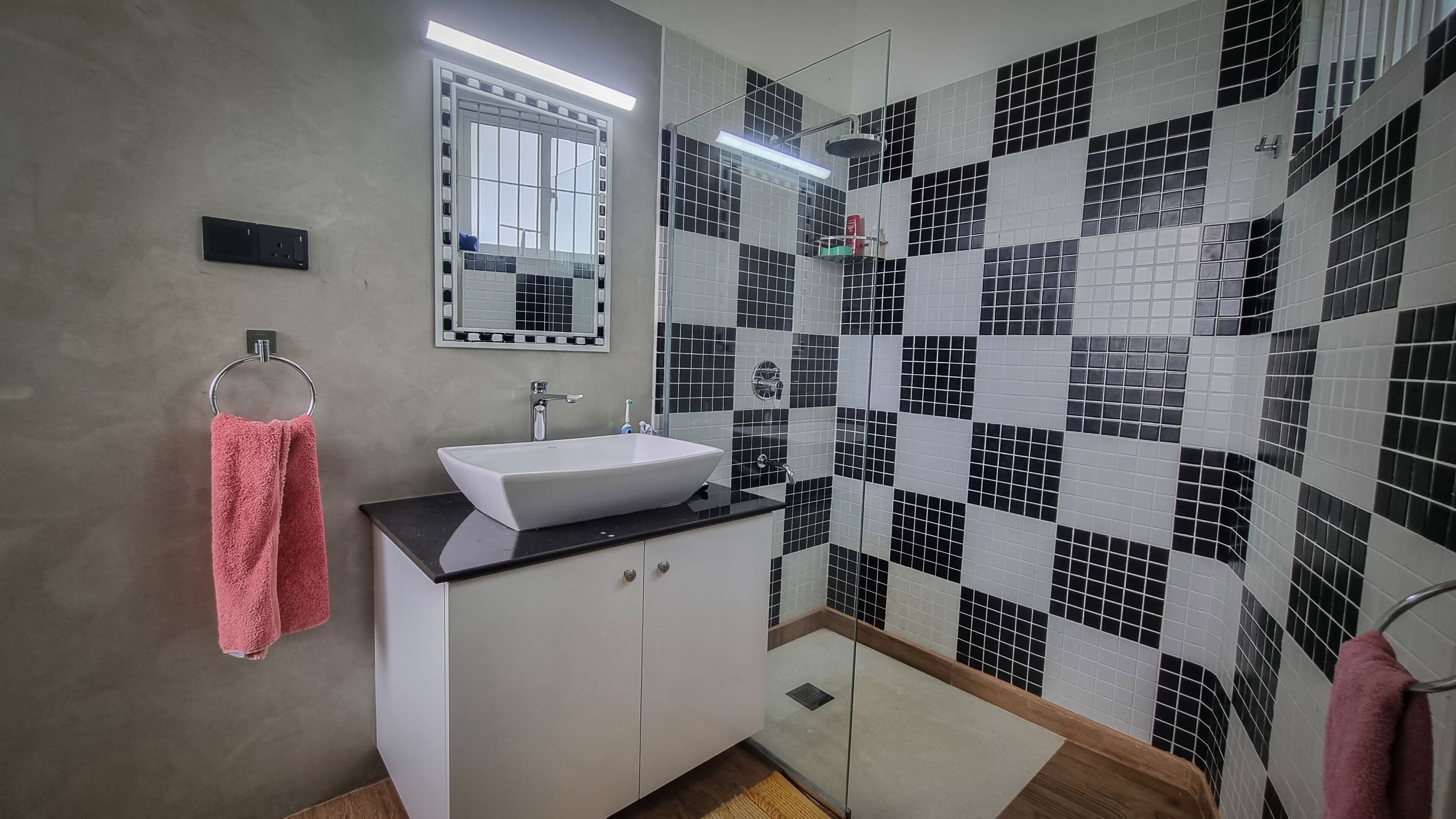 Een douche, een haardroger, een bidet, handdoeken