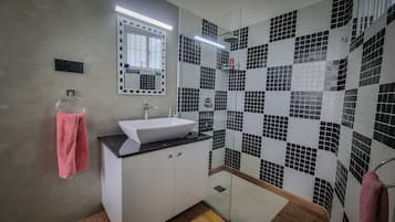 Een douche, een haardroger, een bidet, handdoeken