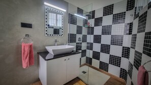 Een douche, een haardroger, een bidet, handdoeken