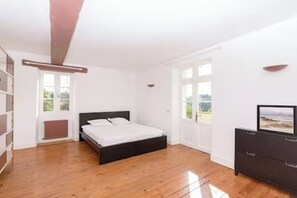 14 Schlafzimmer, Bügeleisen/Bügelbrett, Bettwäsche