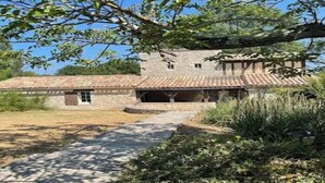 A stone building with a tiled roof and a paved pathway leading to the entrance. - Hameau du Dropt - Périgord - sleeps 6 to 33 (Plaisance)