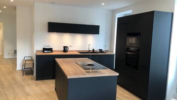 Coffee/tea maker, fridge, microwave, oven