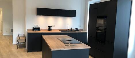 Kjøleskap, mikrobølgeovn, ovn og kokeplater