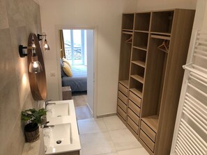 Desk, iron/ironing board, travel cot, free WiFi - Appartement 106 m² 2 chambres, en hyper centre (Aix-les-Bains)