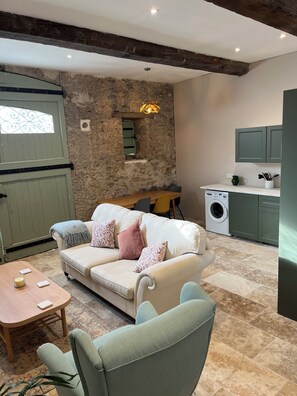 Una Smart TV, un reproductor de DVD, libros