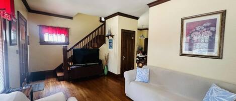 TV connectée, table de tennis de table, livres