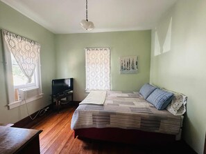 4 bedrooms, iron/ironing board, WiFi, bed sheets - Sunday - Sunday Rent in Summer! Charming house in Grand Haven. (Grand Haven)