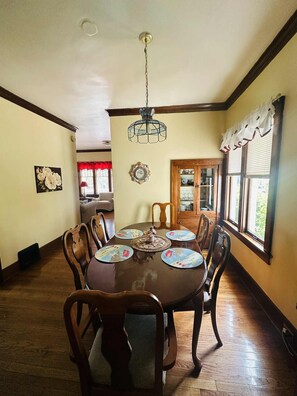 Dining - Sunday - Sunday Rent in Summer! Charming house in Grand Haven. (Grand Haven)